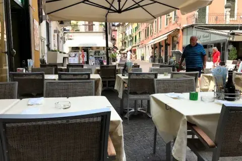 Gdzie zjeść w Desenzano del Garda? Najlepsze restauracje i smaki