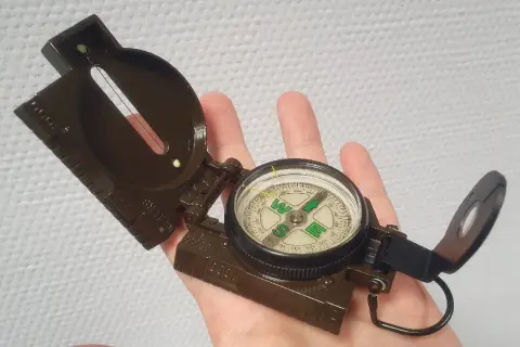 Gdzie kupić kompas w Warszawie - najlepsze miejsca i oferty