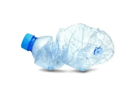 Bouteille d'eau plastique écrasée, symbole du danger de la pollution.
