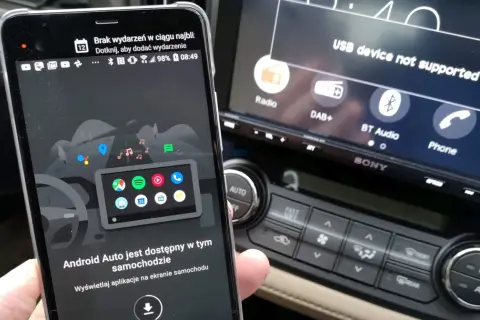 Telefon z Android Auto pokazuje, że aplikacja jest dostępna w samochodzie, podczas gdy radio wyświetla komunikat "USB device not supported".