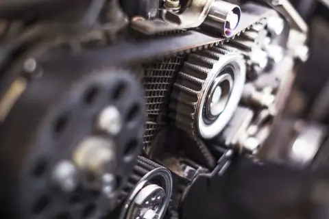 Detaljerad bild av en motor med kamrem, troligen för ett Renault Megane kamremsbyte.