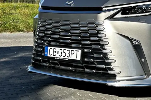 Szara krata Lexusa z tablicą rejestracyjną CB 353PT. Ciekawe, ct co to za rejestracja, czy to auto z zagranicy?