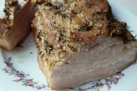 Pieczony boczek z ziołami, idealny na niedzielny obiad. Ta marynata do boczku surowego do pieczenia sprawia, że mięso jest soczyste i aromatyczne.