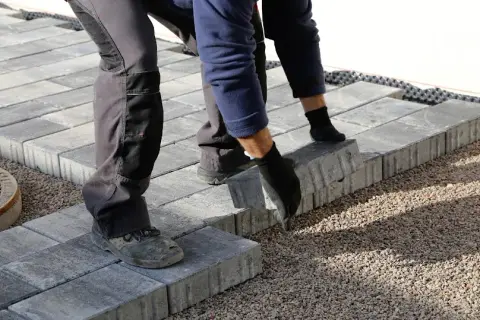 Ile kosztuje ułożenie kostki brukowej na cmentarzu? Zaskakujące ceny!