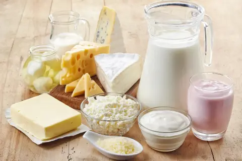 Różnorodne produkty mleczne: ser, masło, jogurt, mleko, twaróg.