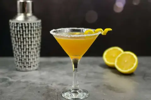 Elegancki drink BMW, przygotowany z cytryną i lodem, czeka na spróbowanie.