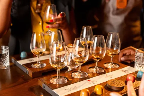 Degustacja whisky z czekoladkami. Czy whisky ma cukier? Zależy od dodatków, ale sama whisky zazwyczaj nie.
