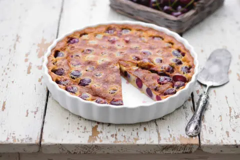 Clafoutis aux cerises, une recette facile et gourmande. Un dessert doré aux fruits rouges, prêt à être dégusté.
