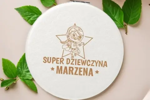 Prezenty na Dzień Dziewczyn w klasie: 50+ pomysłów do 20 zł!