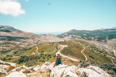 Frauen mit Hut genießen Aussicht auf bergige Landschaft. Ein perfekter Ort für Urlaub in Europa Geheimtipps.