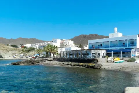 Restaurantes y hoteles en la playa de La Isleta del Moro. Un lugar perfecto donde comer y disfrutar del mar.