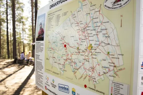 Karta över Drakryggen i Bjurholms kommun, med leder och sevärdheter markerade. Perfekt för skoterutflykter!