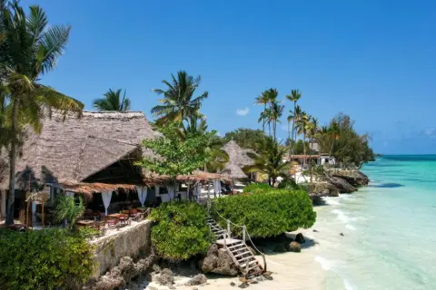 Rajskie widoki, palmy i plaża z turkusową wodą. Idealne miejsce, kiedy na Zanzibarze marzysz o relaksie.