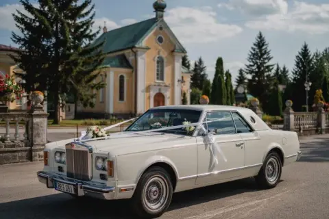 Auto do ślubu: Jak wybrać idealne? Poradnik i inspiracje