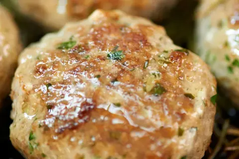 Saftige Buletten, goldbraun gebraten, mit Kräutern verfeinert. Ein einfaches und leckeres Buletten Rezept für jeden Tag.