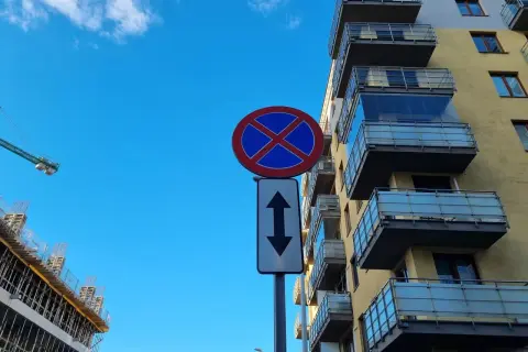 Czy zakaz zatrzymywania dotyczy chodnika? Sprawdź, zanim zaparkujesz