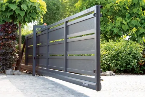 Nowoczesne, przesuwne bramy wjazdowe z aluminium, idealne do każdej posesji. Różne rodzaje bram wjazdowych zapewniają bezpieczeństwo i estetykę.