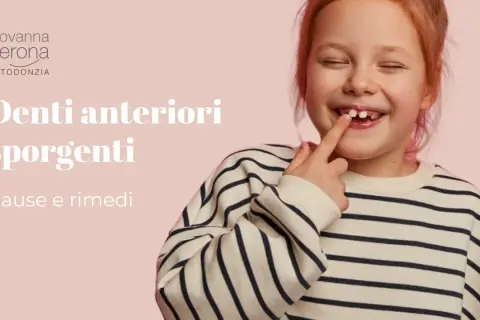 Bambina con denti anteriori sporgenti, che indica il problema. Scopri cause e rimedi fai da te per i denti sporgenti.