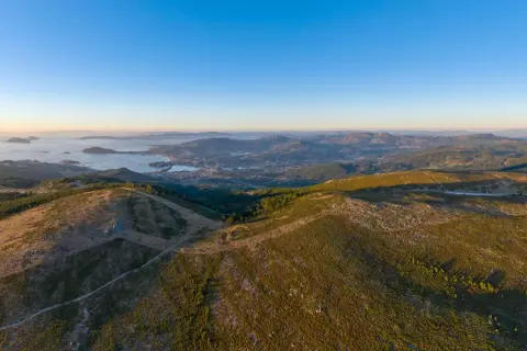 Vista panorámica desde el alto da Groba, con el mar y la costa al fondo.