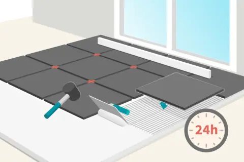 Pose de carrelage au ciment : une nouvelle dalle est posée sur la colle fraîche. Un marteau et une spatule sont prêts. Le séchage prend 24h.