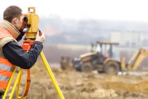 Czym zajmuje się geodeta? Kluczowe zadania i ich znaczenie w budownictwie