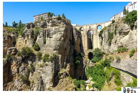 Impresionante puente Nuevo de Ronda, una maravilla de la ingeniería que cruza un profundo tajo. La ruta ronda ofrece vistas espectaculares.