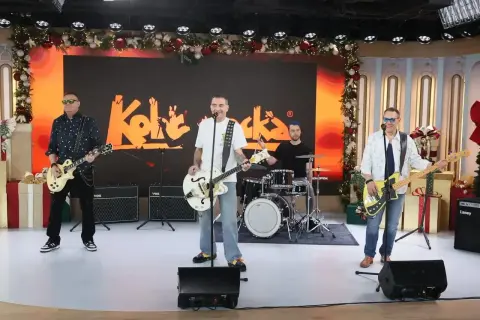 Zespół Kolaboranci, w tym Andrzej Kobra Kraiński, gra na scenie z świątecznymi dekoracjami.
