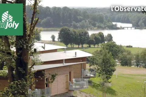 Le Val Joly, un itinéraire de détente au bord du lac, avec des hébergements en bois et une vue sur la nature.