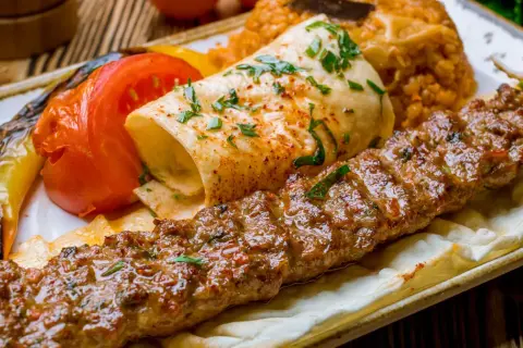Kebab: Co kryje się w rożnie? Prawda o kaloriach, tłuszczach i soli