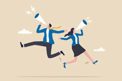 Uomo e donna corrono con megafoni, annunciando un nuovo job posting.