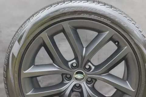 Felga do Range Rover Autobiography z oponą Pirelli Scorpion Zero All Season.