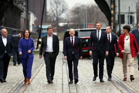 Politiker der Ampelregierung gehen gemeinsam. Ein Ende der Koalition scheint nicht in Sicht.