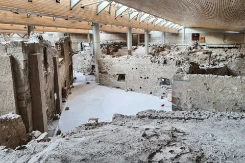 Ruiny Akrotiri pod nowoczesnym dachem. Kamienne mury i ślady dawnego życia na Santorini.