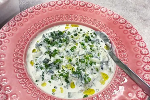 En krämig kall soppa med gurka, ägg och dill. Perfekt sommarrecept med dillolja.
