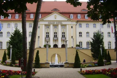 Grand Hotel w Sopocie z fontanną i ogrodem.