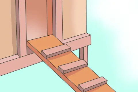 Detalle de una rampa con peldaños para un gallinero. Paso a paso, como hacer un gallinero seguro y funcional para tus aves.