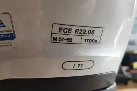 Naklejka na kasku motocyklowym z certyfikatem ECE R22.06, rozmiarem M (57-58) i wagą 1700g.