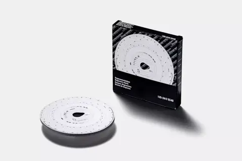 Un chronotachygraphe analogique, avec sa boîte et un disque de diagramme, prêt à enregistrer les trajets des véhicules.