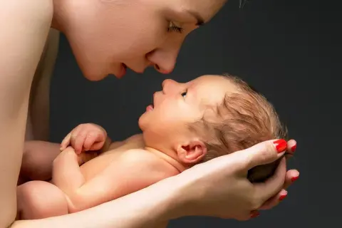 Mama tuli 3-miesięczne dziecko co może jeść. Delikatne spojrzenie i czułe dłonie.