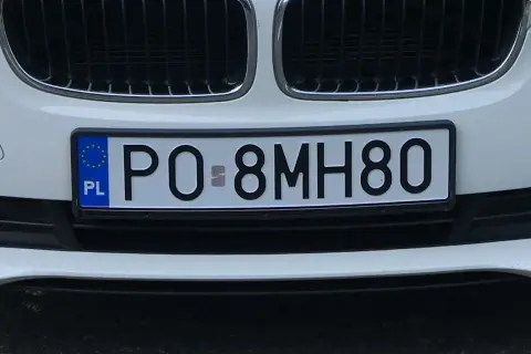 Tablica rejestracyjna PO 8MH80, wskazująca na rejestrację w Poznaniu.