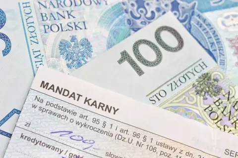 Mandat karny i banknot 100 zł. Chcesz wiedzieć, jak zapłacić mandat mBank? Tutaj znajdziesz potrzebne informacje.