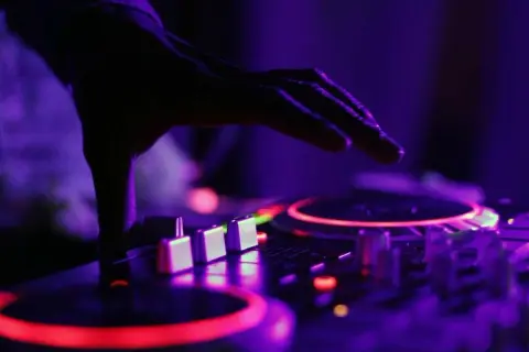 Jak zostać DJ-em w Polsce? Zarobki, sprzęt i pierwsze zlecenia