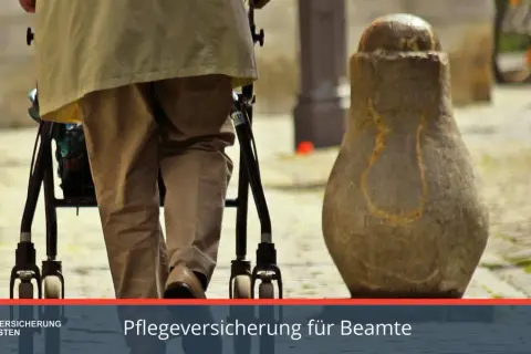 Eine Person mit einem Rollator geht über einen gepflasterten Weg. Im unteren Bereich steht "Pflegeversicherung für Beamte".