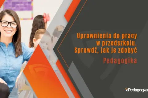 Uśmiechnięta nauczycielka w okularach i dzieci w tle. Dowiedz się, jak zdobyć uprawnienia do pracy w przedszkolu dzięki kursowi pedagogicznemu online.