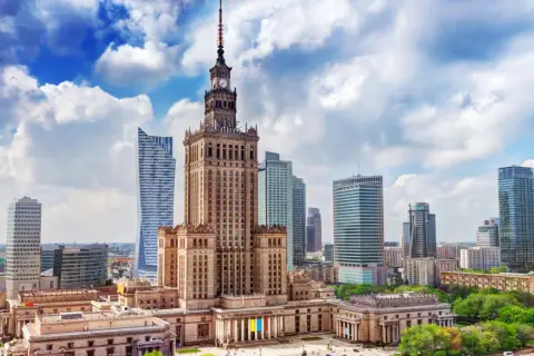 Pałac Kultury i Nauki oraz nowoczesne wieżowce tworzą panoramę stolicy. Odkryj fajne miejsca w Warszawie!