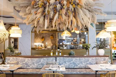 Elegante restaurante Origen Zaragoza con decoración natural y mesas listas para disfrutar.
