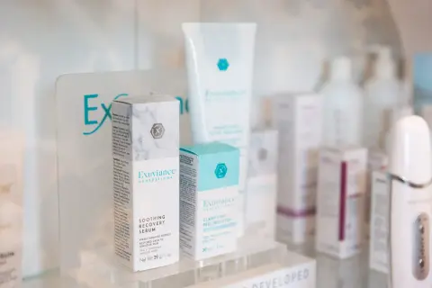 Produkty Exuviance na półce: serum łagodzące i peeling/booster.