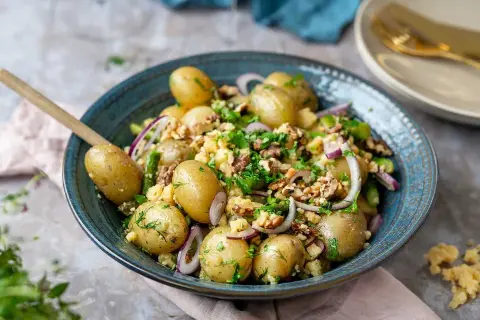 En härlig potatissallad med sparris, rödlök och valnötter. Perfekt som tillbehör till grillat eller som en lätt lunch.