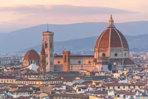 Vue panoramique de Florence au coucher du soleil, avec le Duomo et le campanile de Giotto. Idéal pour visiter Florence.