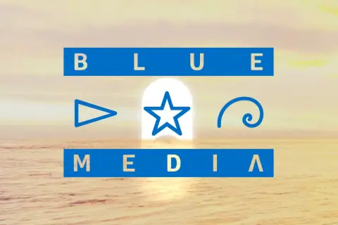Logo BLUE MEDIA z ikonami: trójkąt, gwiazda, spirala. Tło to spokojne morze i niebo o zachodzie słońca.